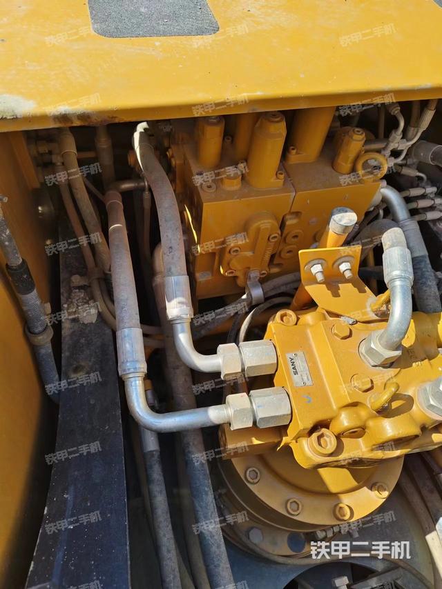 回转马达和主控阀（整机外观）