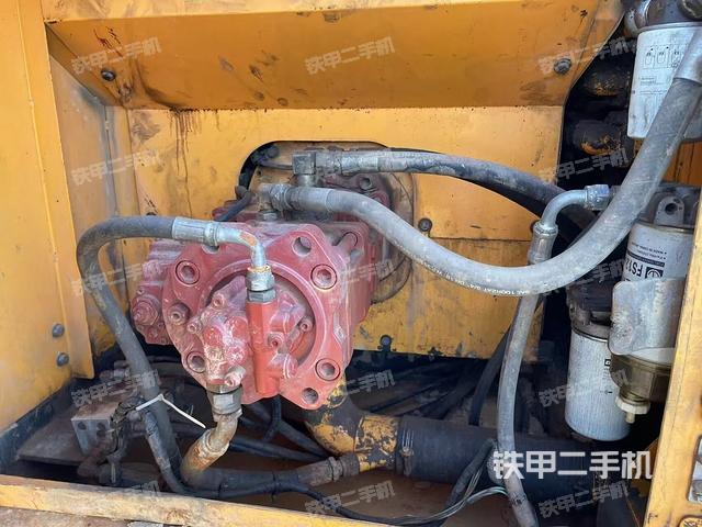 液压泵舱室正面整体（整机外观）