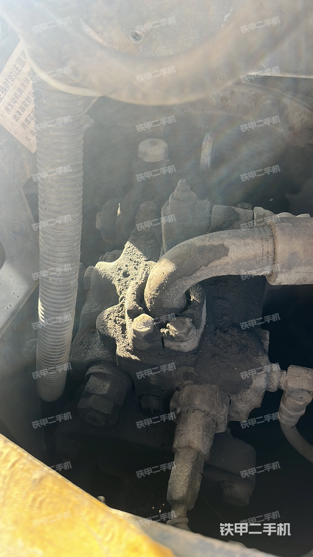 液压泵舱室正面整体（整机外观）