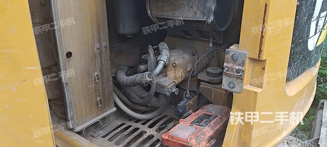 液压泵舱室正面整体（整机外观）