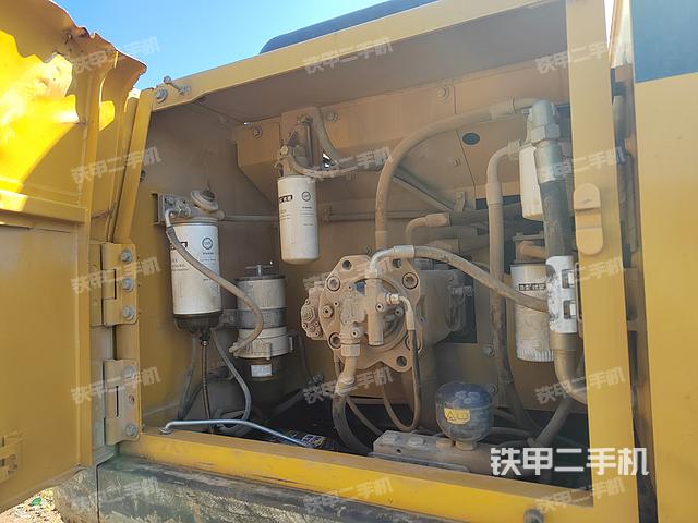 液压泵舱室正面整体（整机外观）