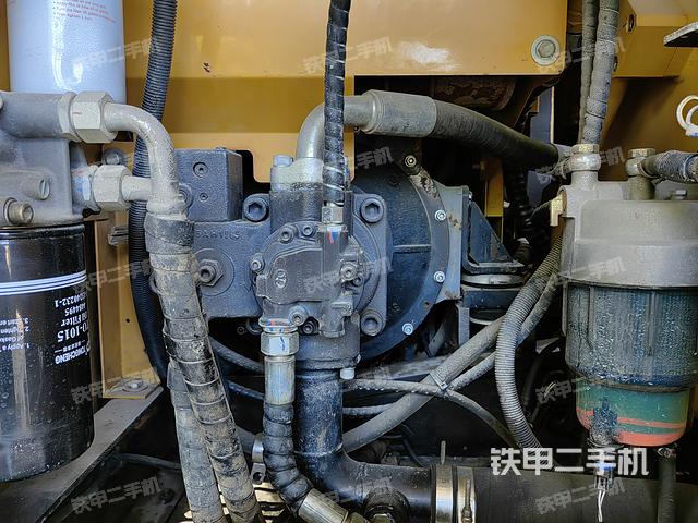 液压泵舱室正面整体（整机外观）