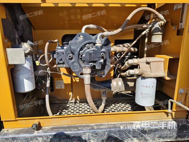 液压泵舱室正面整体（整机外观）