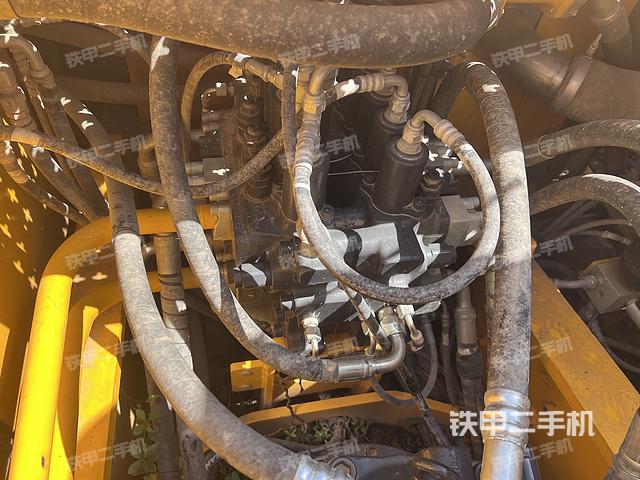 回转马达和主控阀（整机外观）