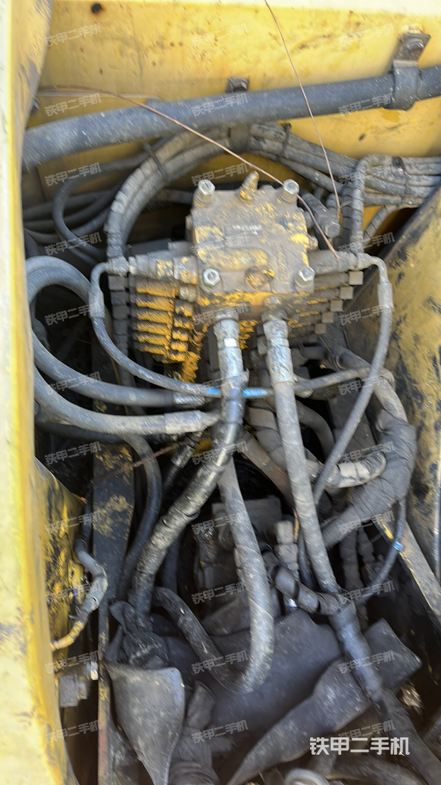 回转马达和主控阀（整机外观）