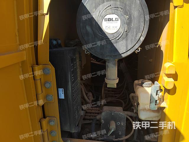 回转马达和主控阀（整机外观）