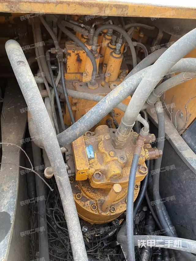 回转马达和主控阀（整机外观）