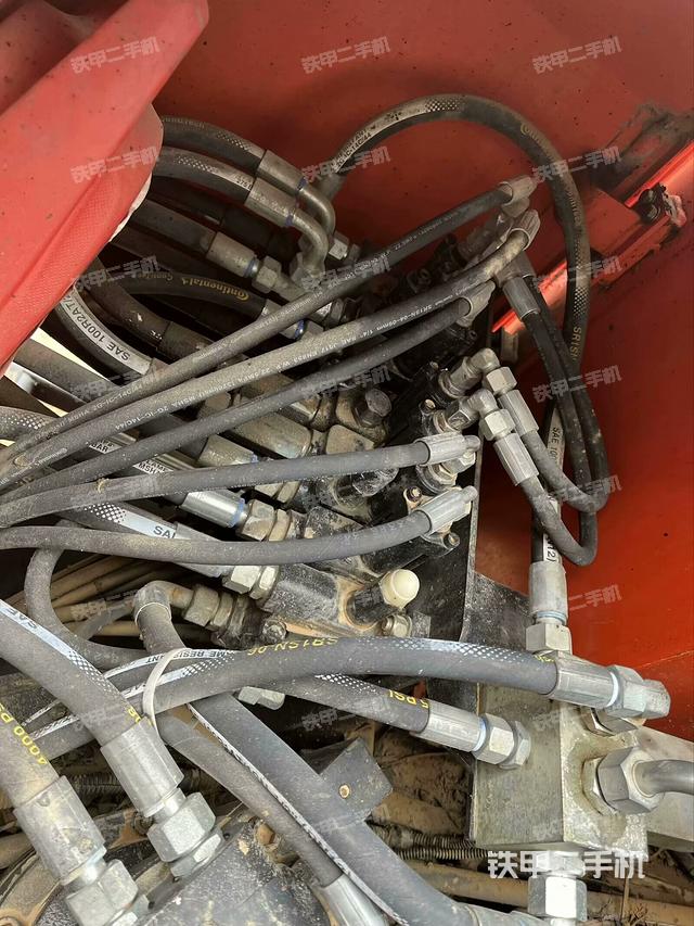 回转马达和主控阀（整机外观）