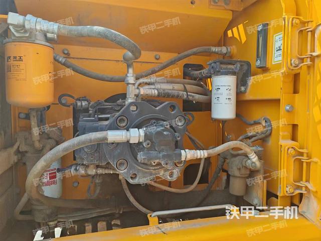 液压泵舱室正面整体（整机外观）