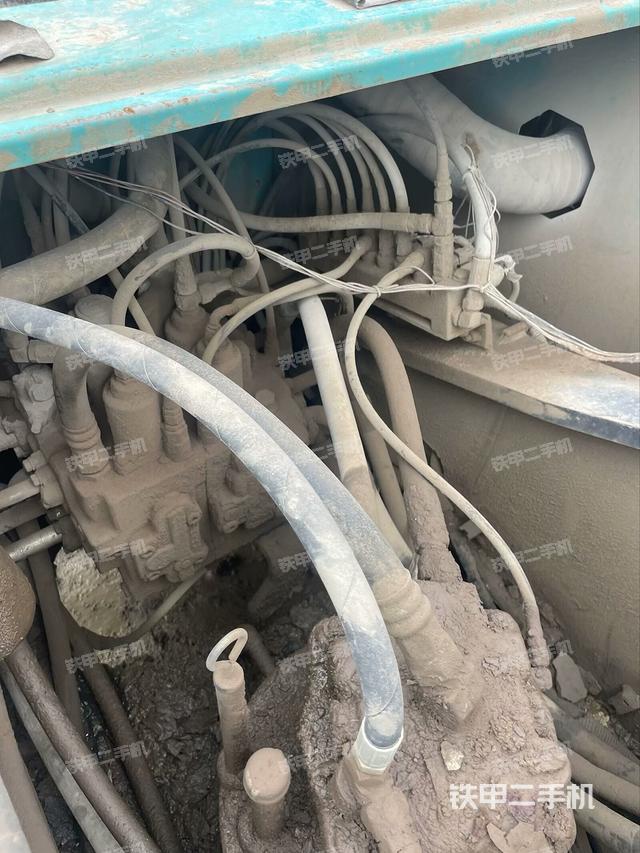 回转马达和主控阀（整机外观）