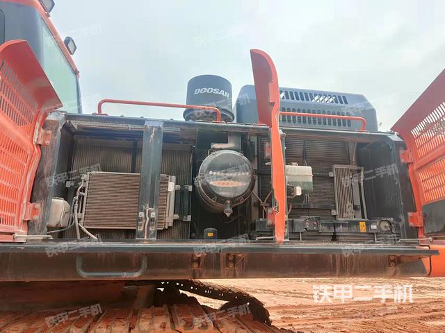 液压泵舱室正面整体（整机外观）