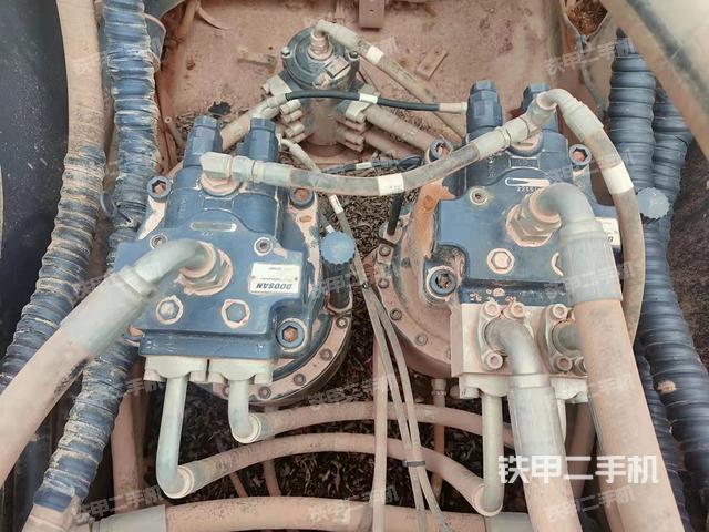 回转马达和主控阀（整机外观）