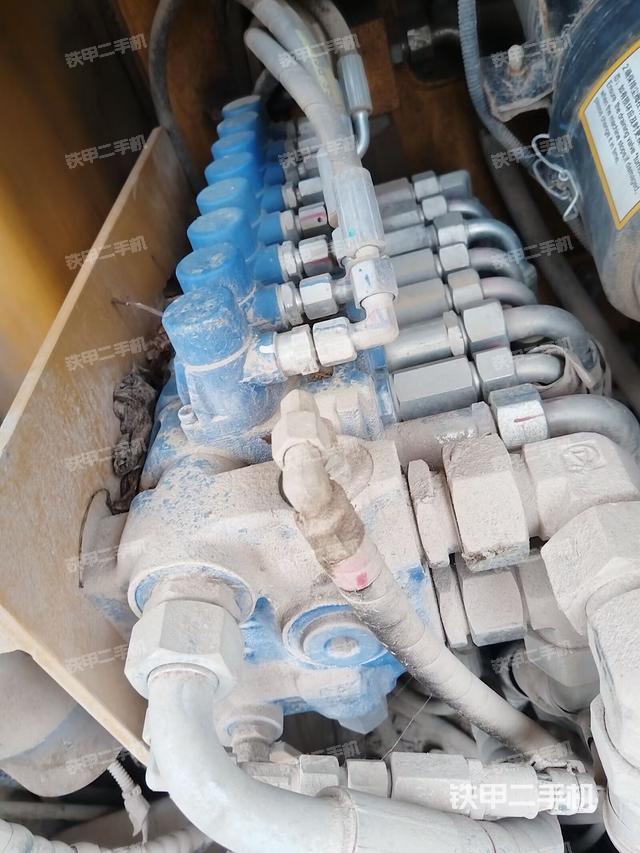 回转马达和主控阀（整机外观）