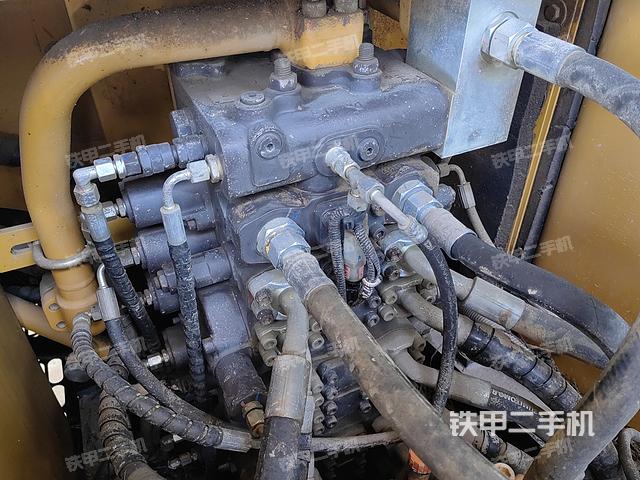 回转马达和主控阀（整机外观）