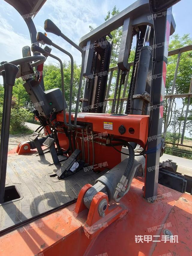 驾驶室操作台（设备外观及核心部件）