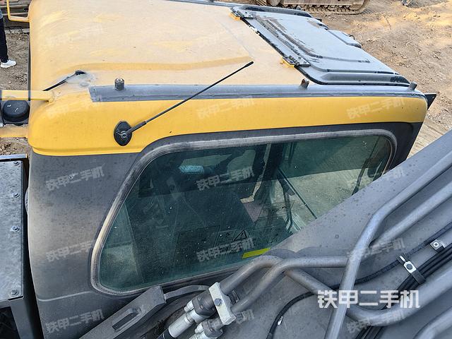 驾驶室顶部（整机外观）