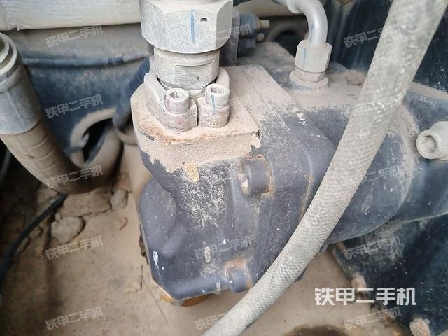 液压泵舱室正面整体（整机外观）