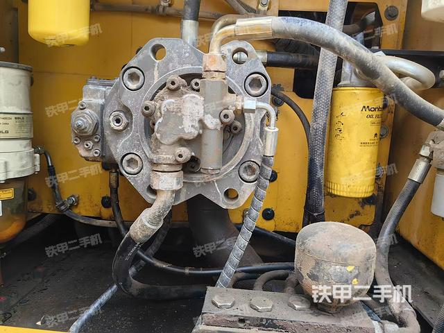 液压泵舱室正面整体（整机外观）