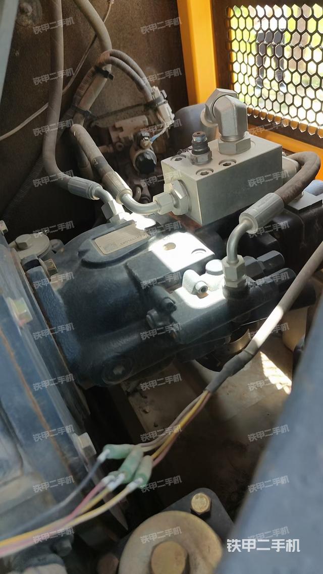 液压泵舱室正面整体（整机外观）