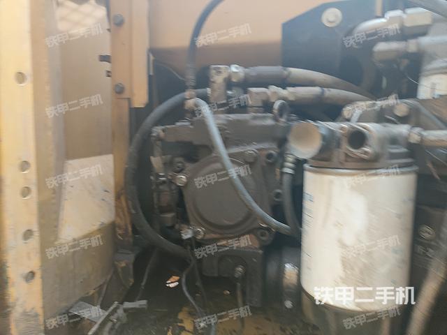 液压泵舱室正面整体（整机外观）