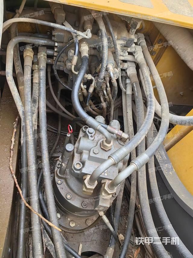 回转马达和主控阀（整机外观）