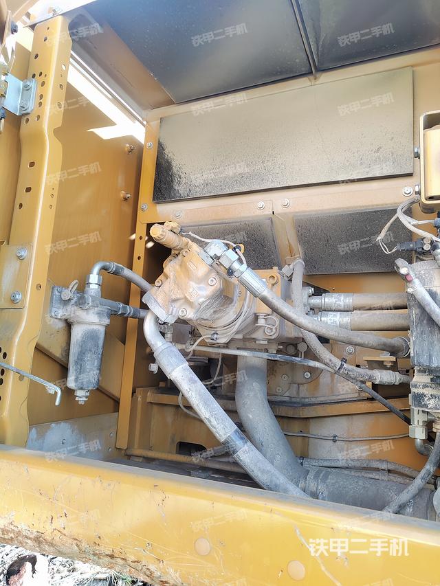 液压泵舱室正面整体（整机外观）