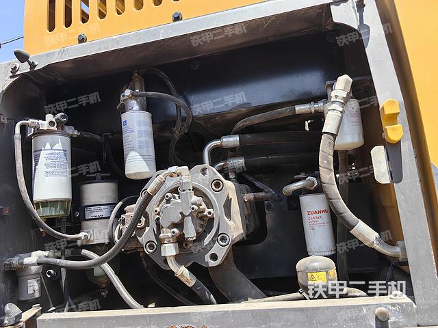 液压泵舱室正面整体（整机外观）