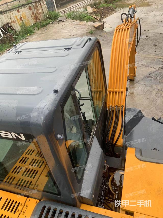 驾驶室顶部（整机外观）