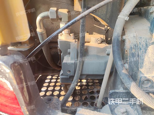 回转马达和主控阀（整机外观）