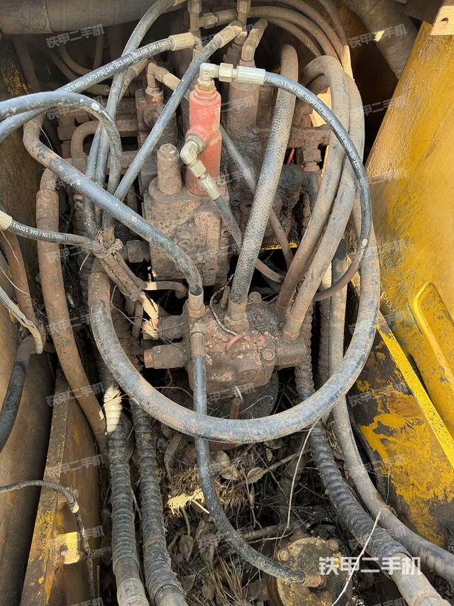 回转马达和主控阀（整机外观）