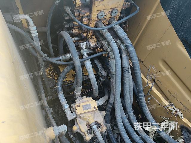 回转马达和主控阀（整机外观）