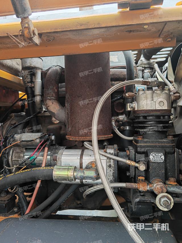 液压泵舱室正面整体（整机外观）