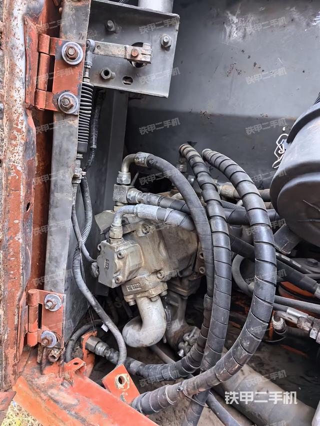 液压泵舱室正面整体（整机外观）