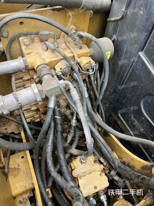 回转马达和主控阀（整机外观）