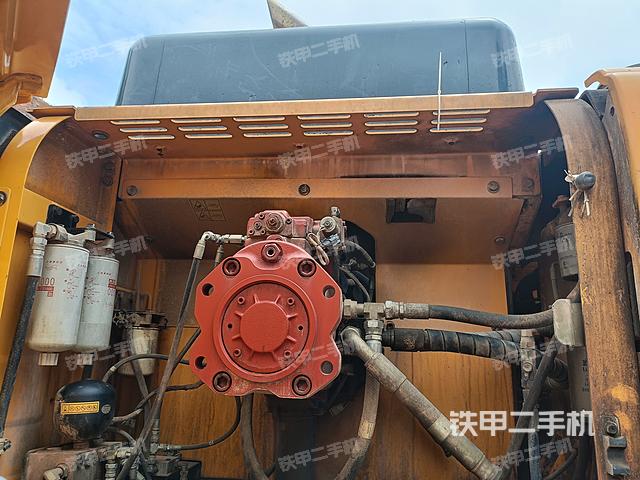 液压泵舱室正面整体（整机外观）