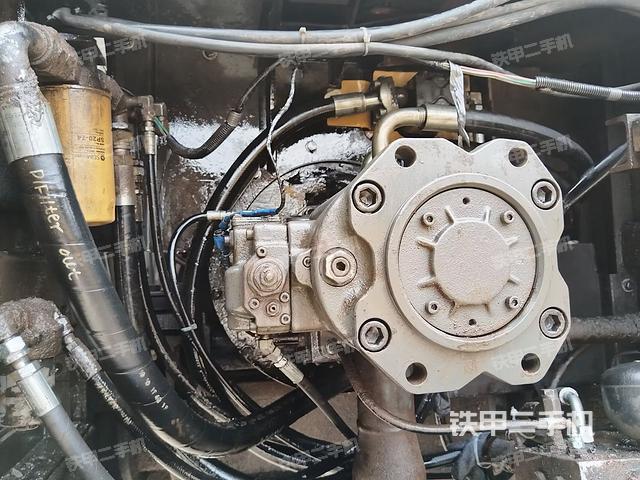 液压泵舱室正面整体（整机外观）