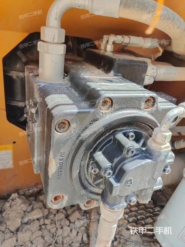 液压泵舱室正面整体（整机外观）