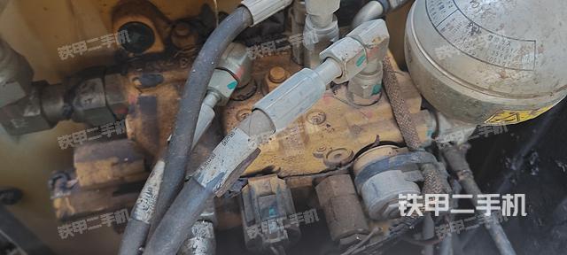 回转马达和主控阀（整机外观）