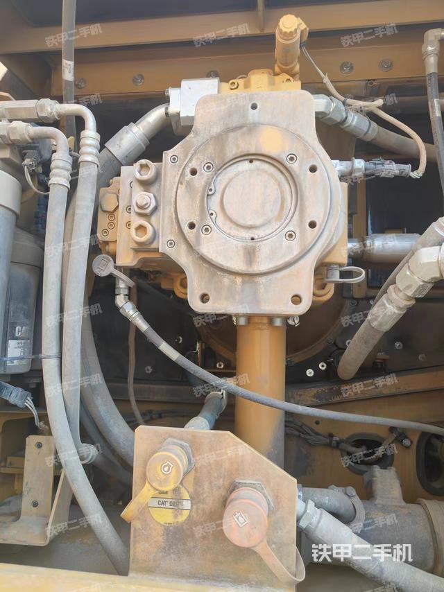 液压泵舱室正面整体（整机外观）