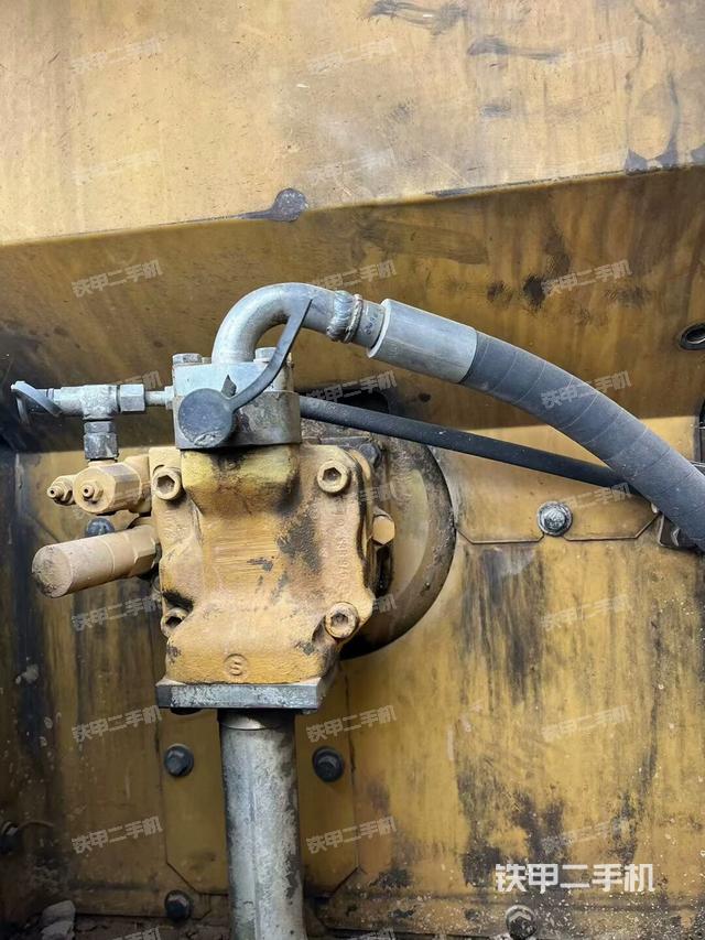 液压泵舱室正面整体（整机外观）