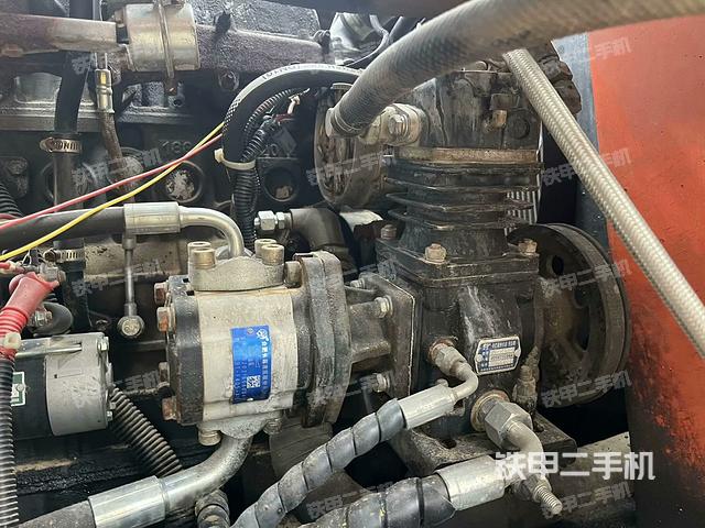 液压泵舱室正面整体（整机外观）