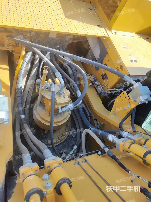 回转马达和主控阀（整机外观）