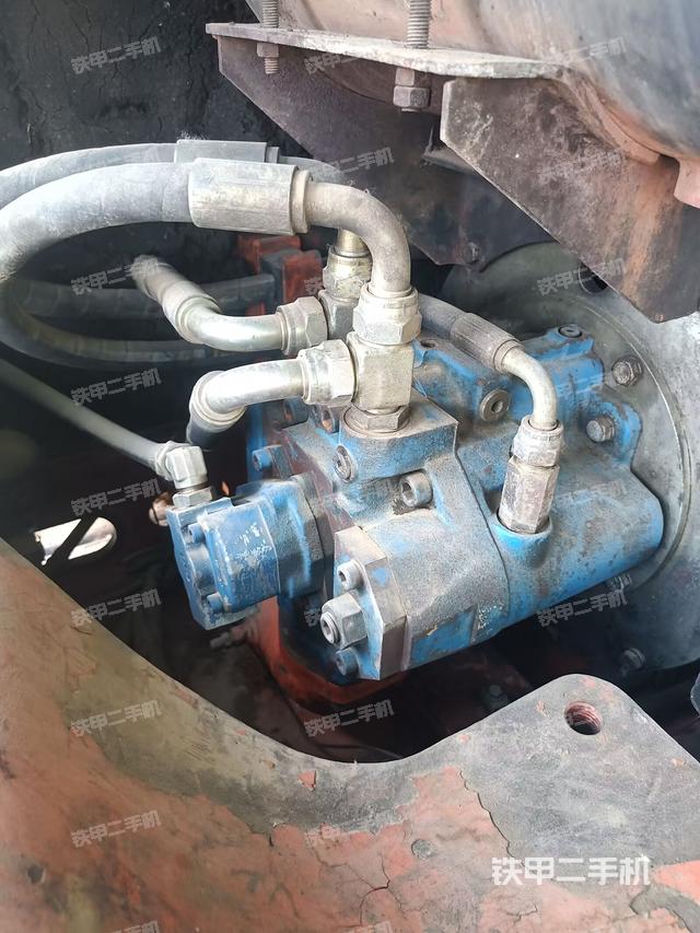 液压泵舱室正面整体（整机外观）