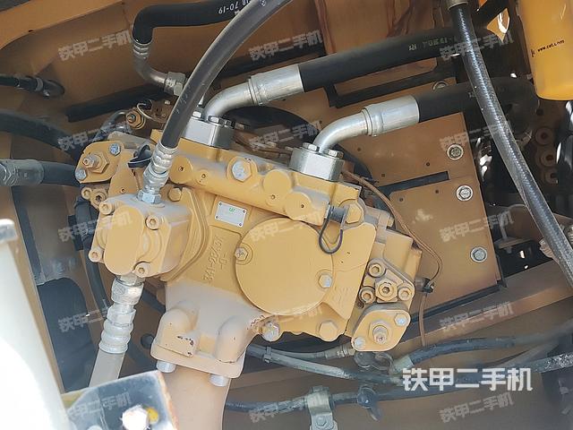 液压泵舱室正面整体（整机外观）