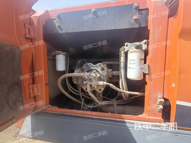 液压泵舱室正面整体（整机外观）