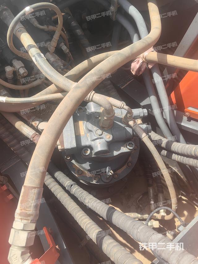 回转马达和主控阀（整机外观）