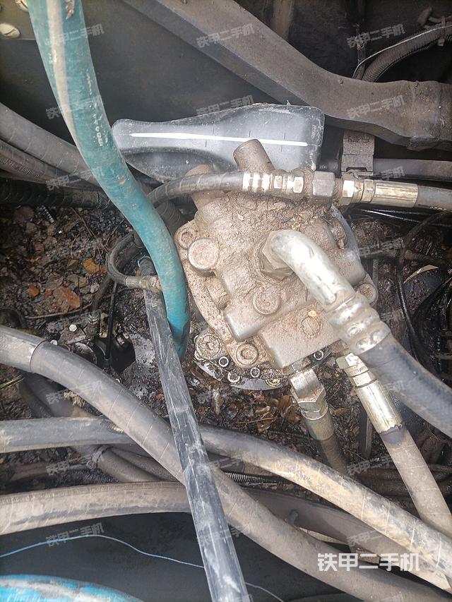 回转马达和主控阀（整机外观）