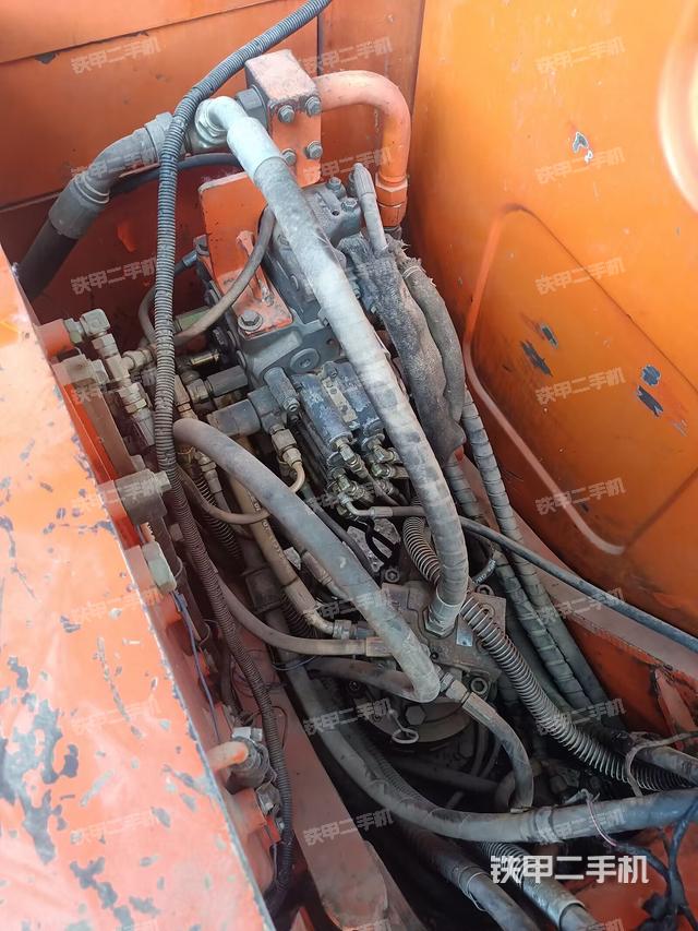 回转马达和主控阀（整机外观）