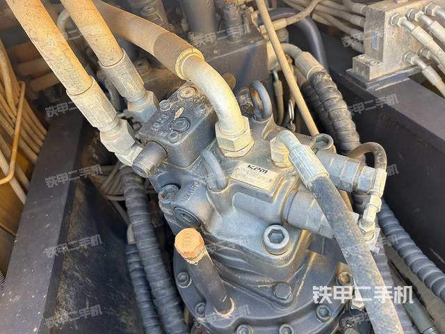 回转马达和主控阀（整机外观）