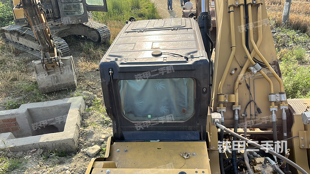 驾驶室顶部（整机外观）